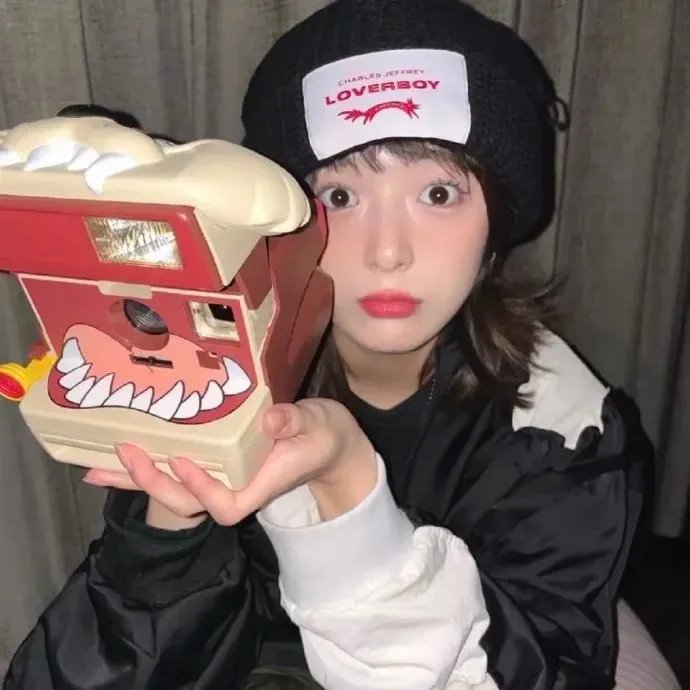 穿黄睡衣的女孩